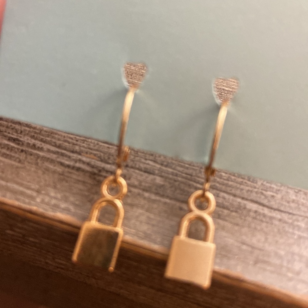 5/$10❤️❤️❤️NEW Gold Tone Alloy Lever Back Lock Pierced Earrings